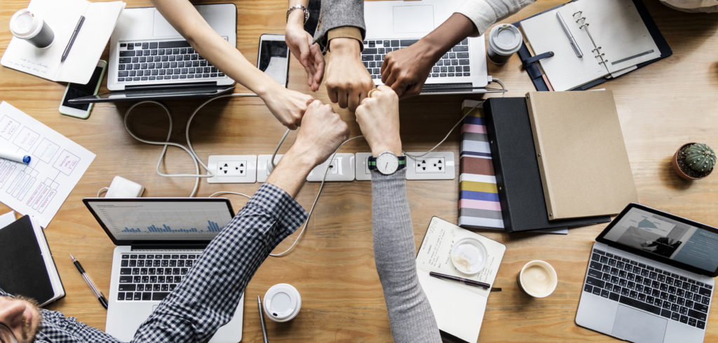 Colleagues Giving A Fist Bump Contabilidade Digital Online | Mv On -