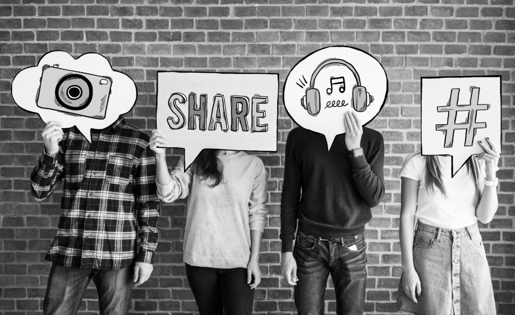 Friends Holding Up Thought Bubbles With Social Media Concept Icons Contabilidade Digital Online | Mv On -