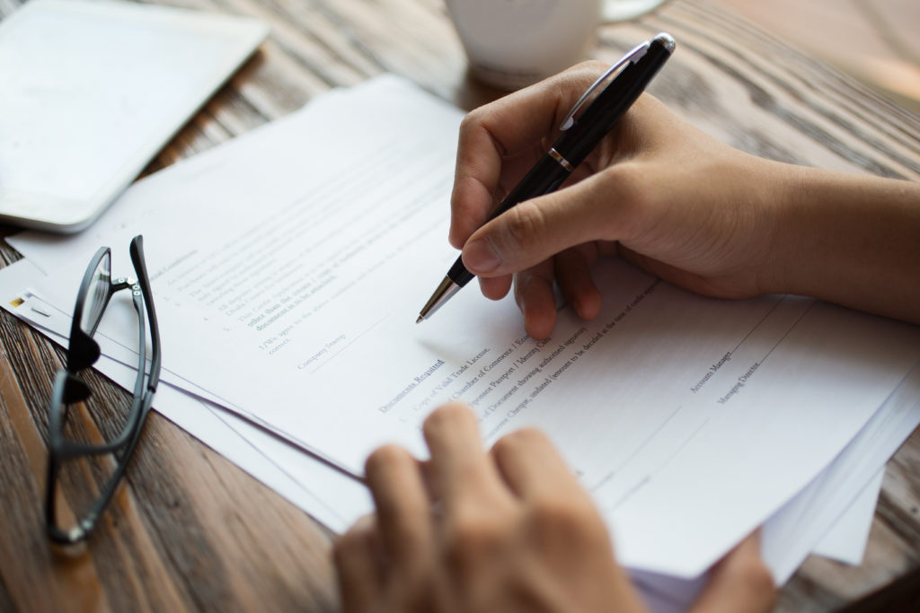 Businessman Examining Papers At Table Contabilidade Digital Online | Mv On -