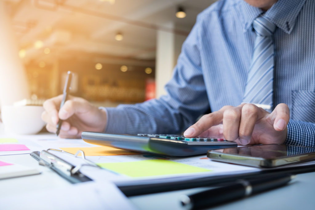 Business Finance Man Calculating Budget Numbers, Invoices And Fi Contabilidade Digital Online | Mv On -